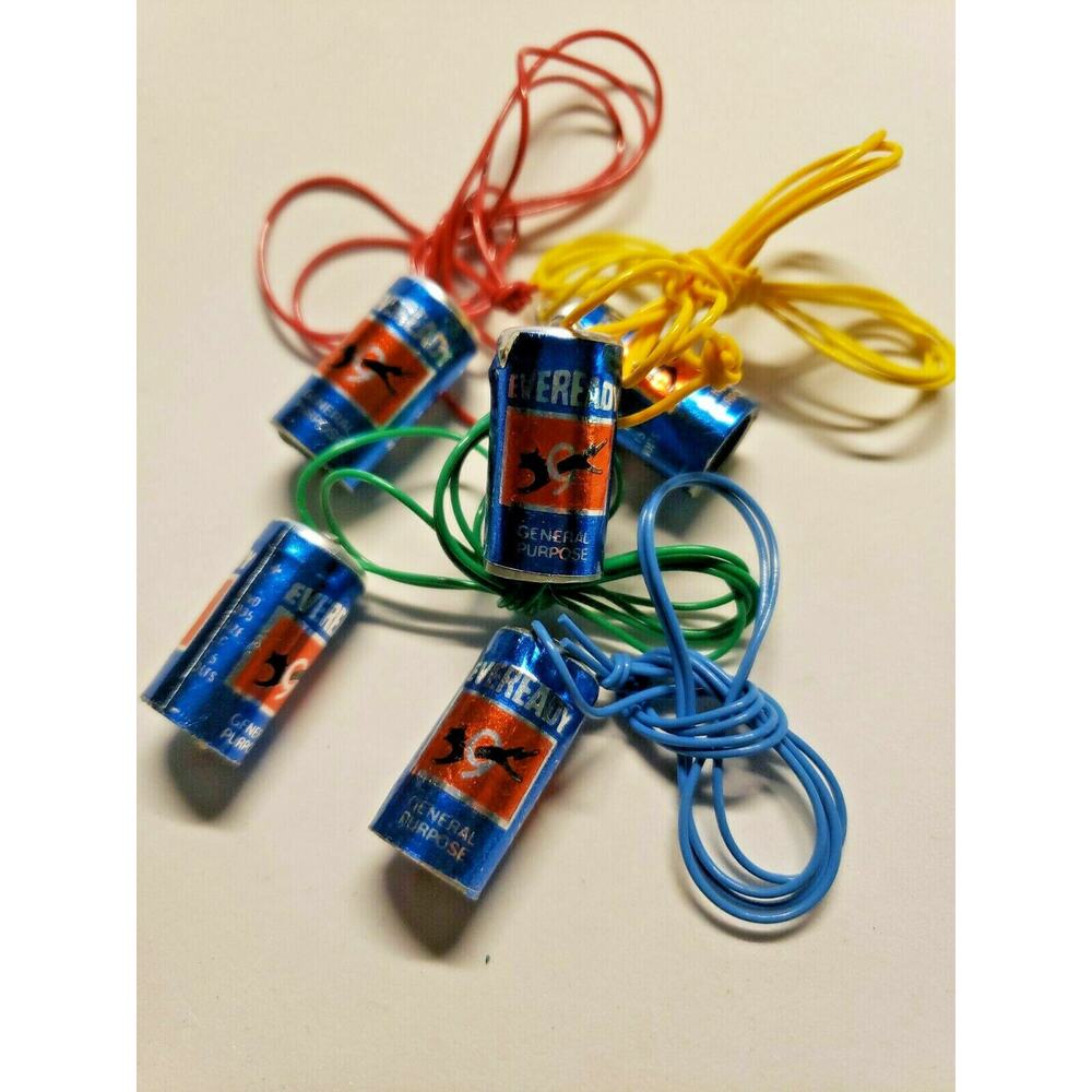 Vintage 5 Eveready 9 Lives Battery Necklace Charms Vending Machine Toy SKU 51